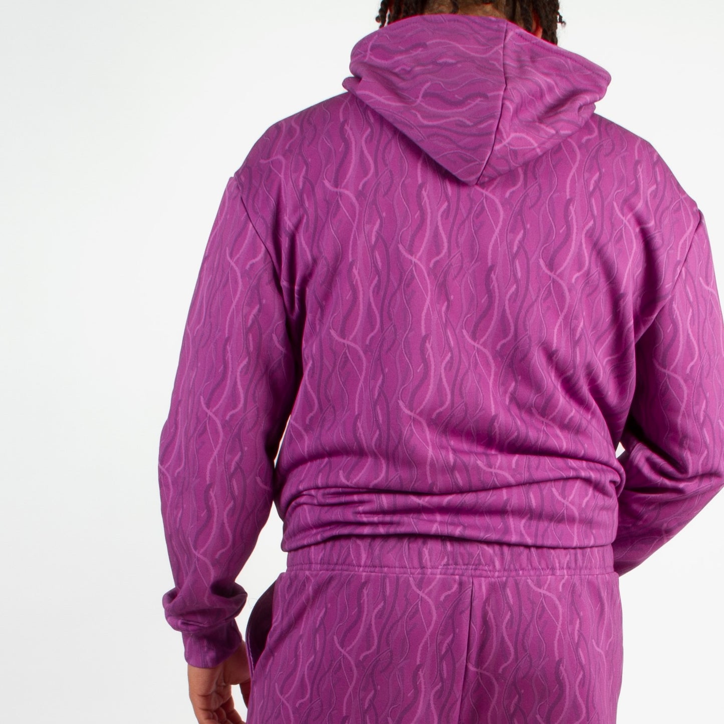 lucewear: homme portant un hoodie à capuche violet