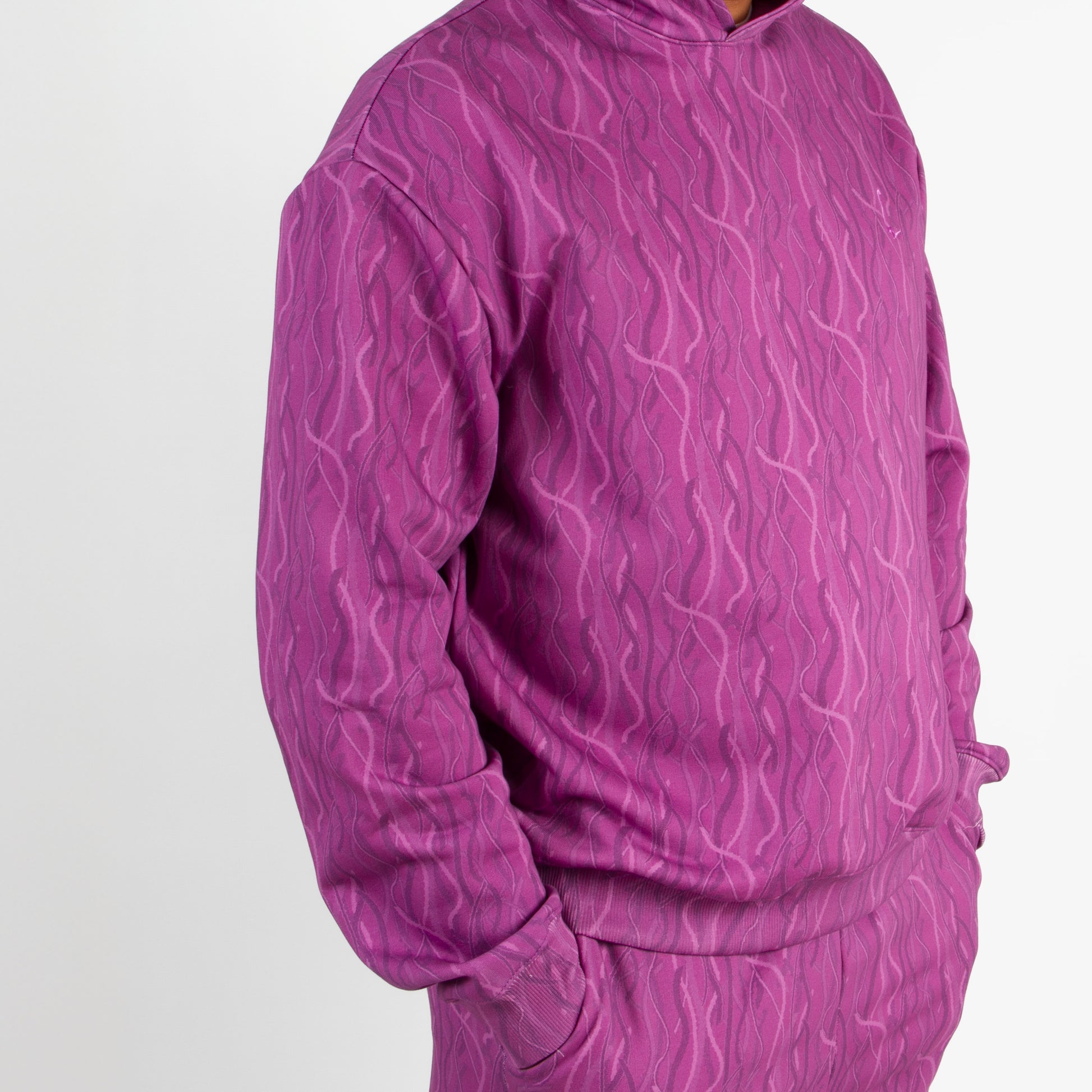 lucewear: homme portant un hoodie à capuche violet