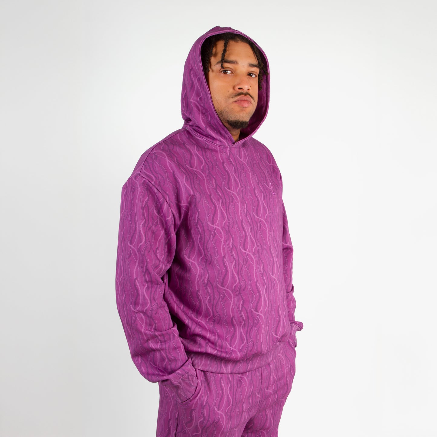 lucewear: homme portant un hoodie à capuche violet