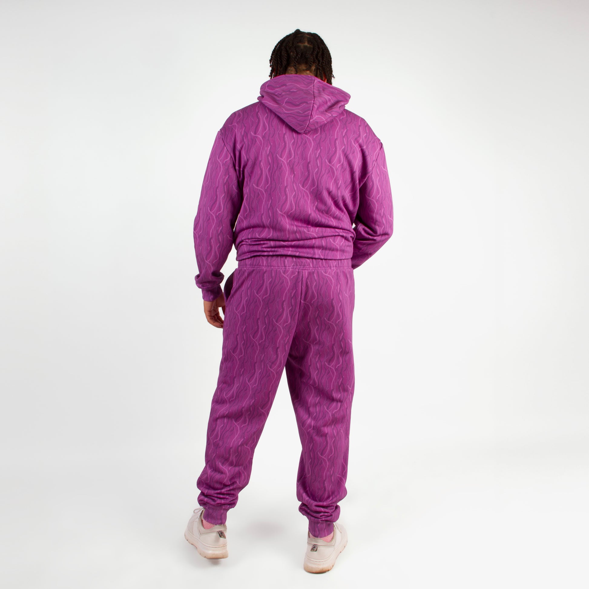 lucewear: homme portant un ensemble de survêtement violet