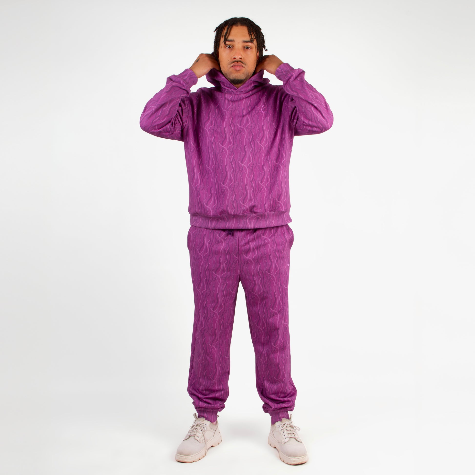 lucewear: homme portant un ensemble de survêtement violet