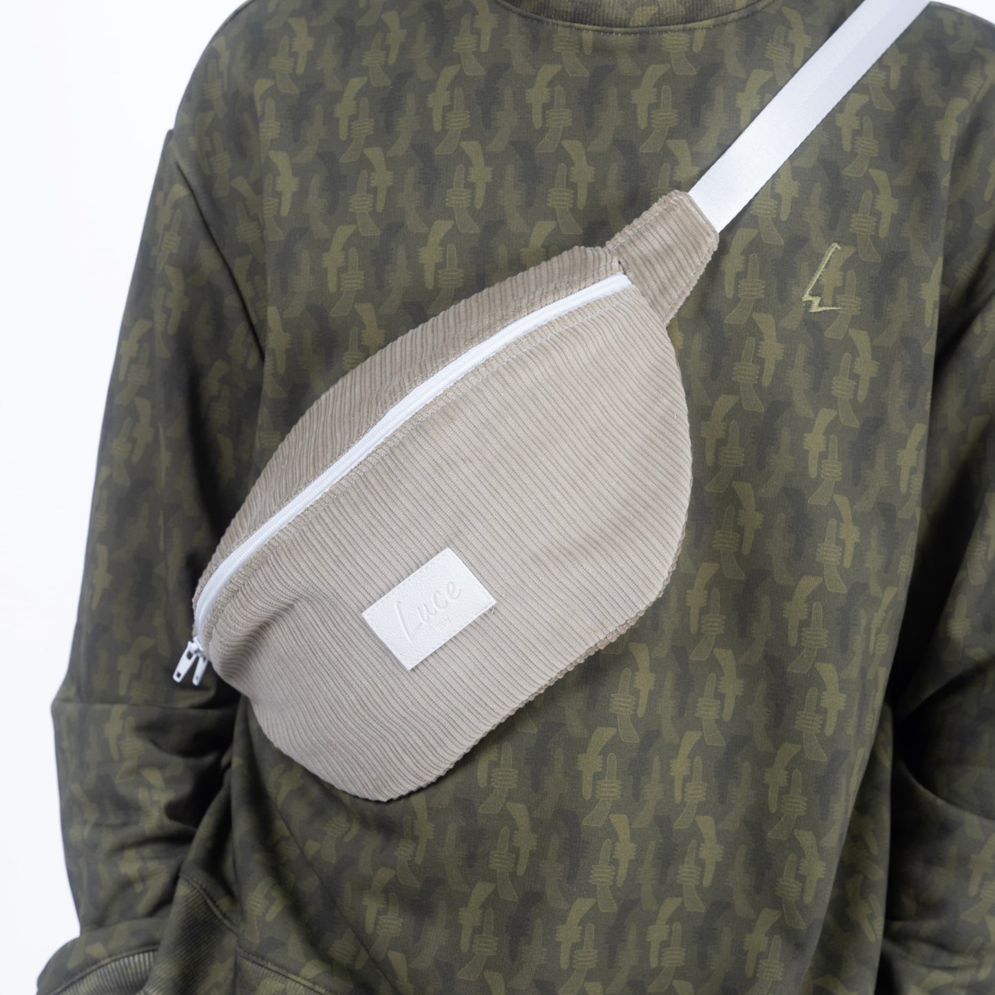 lucewear: homme portant un maxi sac banane velours kaki