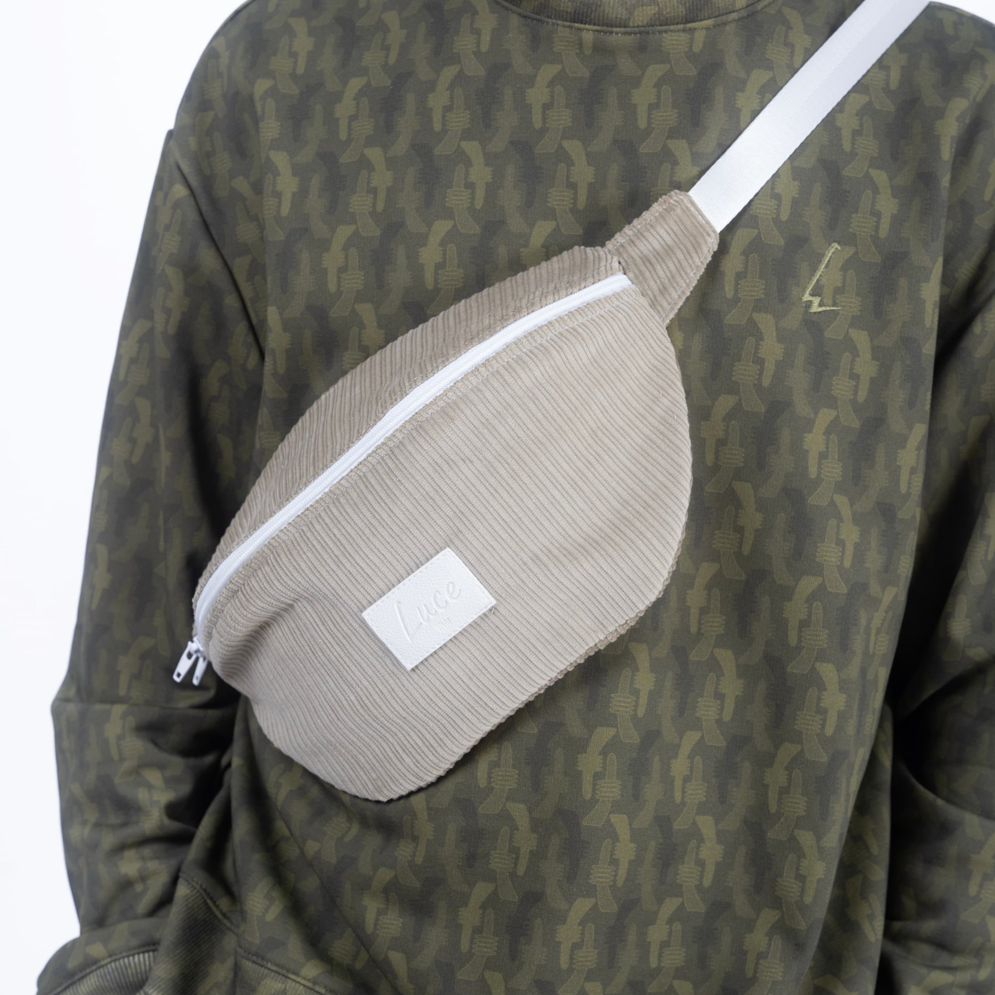 lucewear: homme portant un maxi sac banane velours kaki