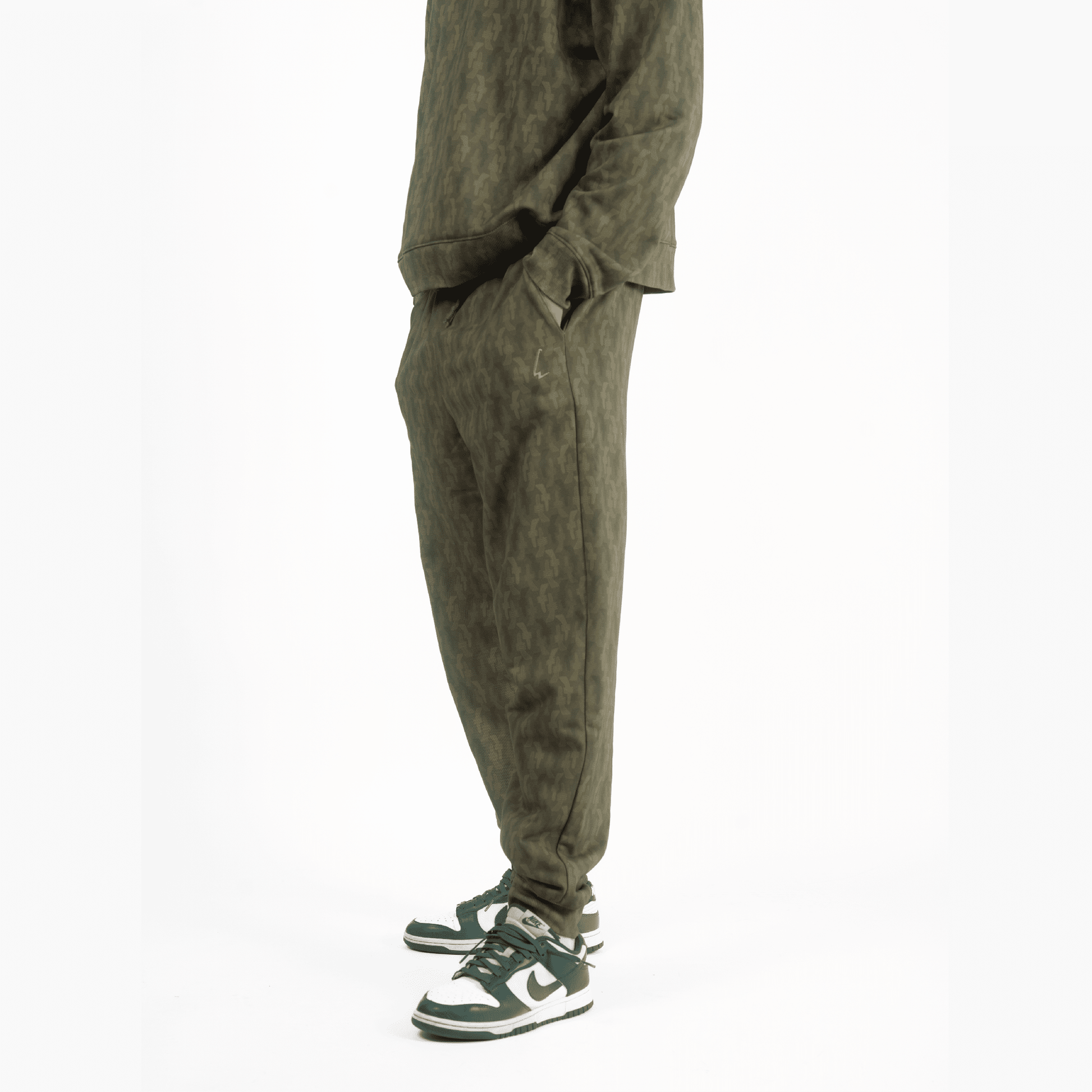 lucewear: homme portant un sweatshirt et un pantalon de jogging kaki
