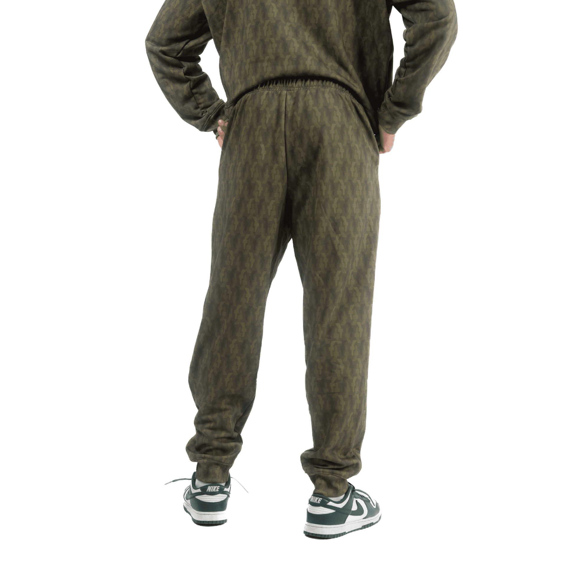 lucewear: homme portant un sweatshirt et un pantalon de jogging kaki