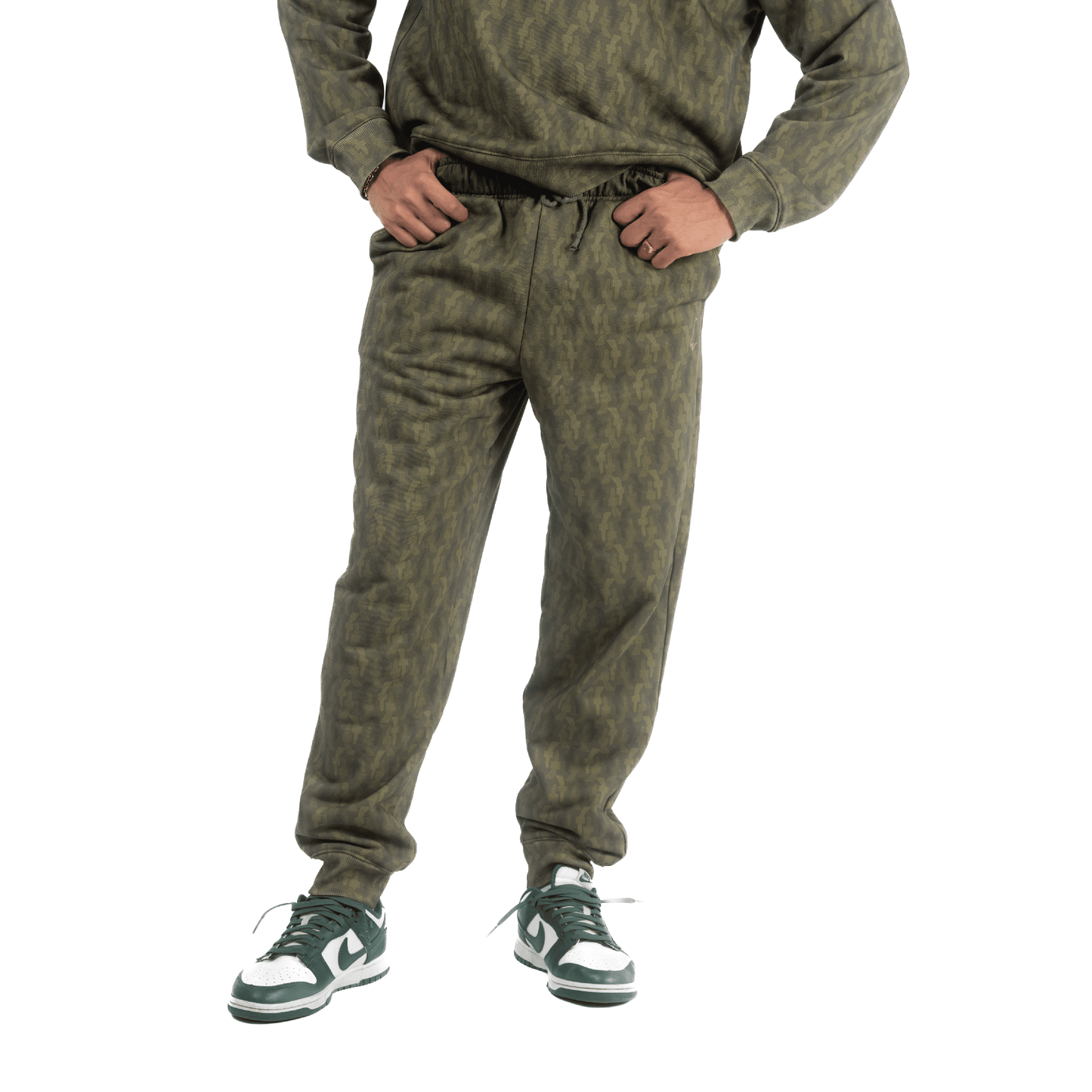lucewear: homme portant un sweatshirt et un pantalon de jogging kaki