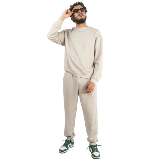 lucewear: homme portant un sweatshirt et un pantalon de jogging beige