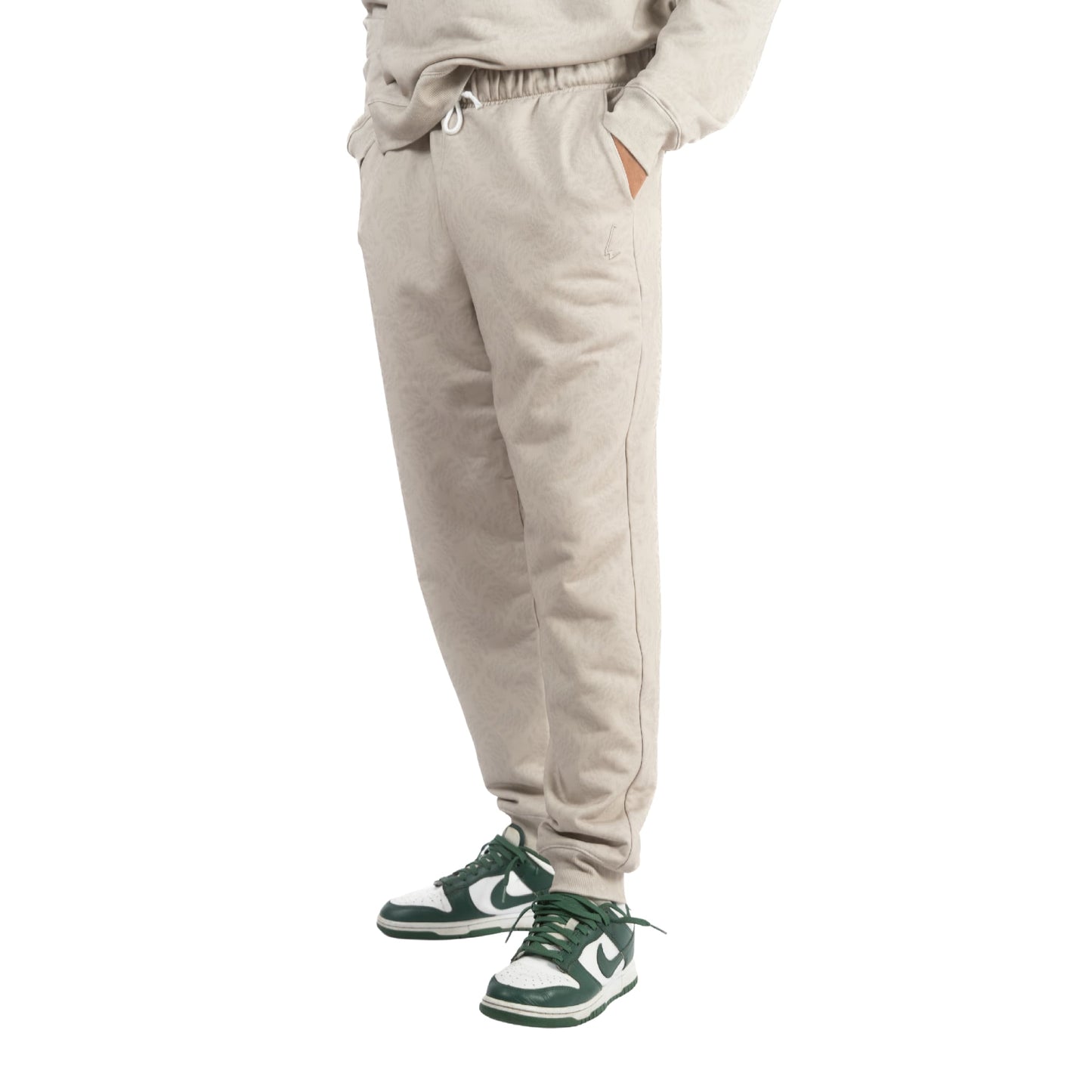 lucewear: homme portant un sweatshirt et un pantalon de jogging beige