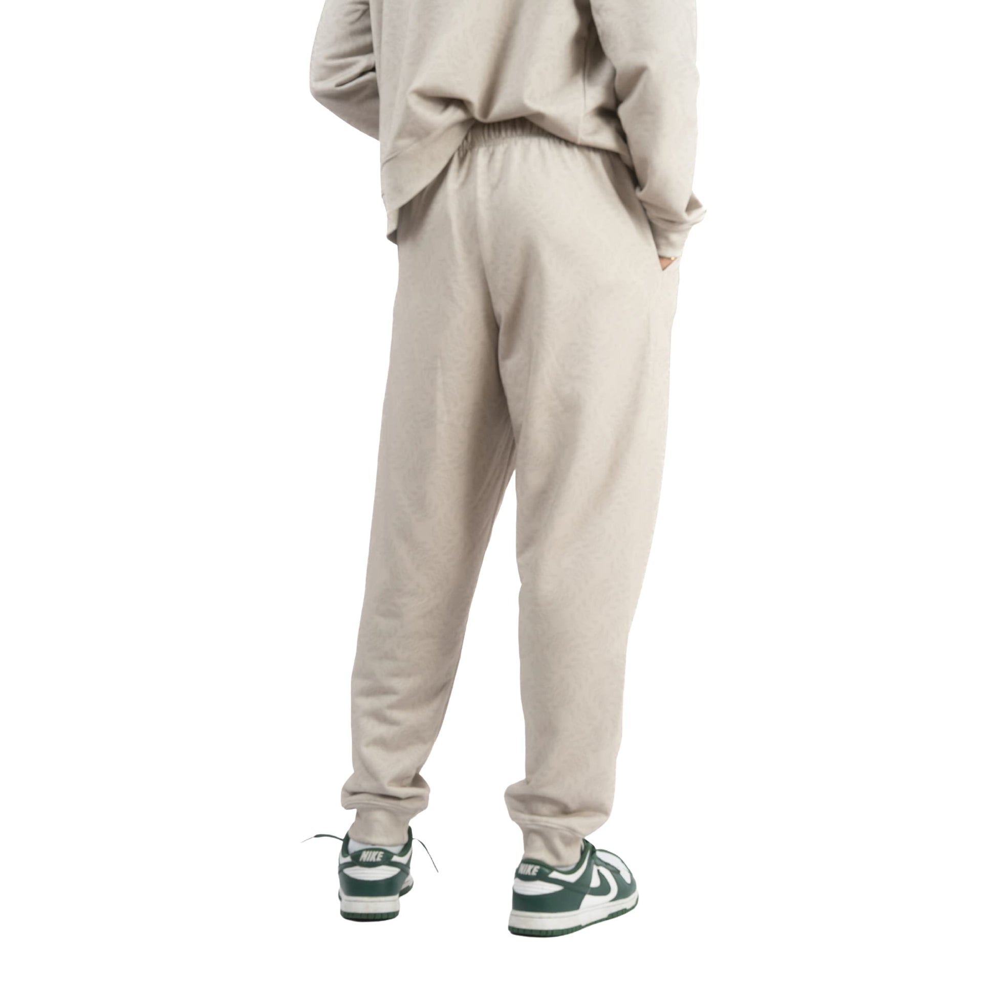 lucewear: homme portant un sweatshirt et un pantalon de jogging beige