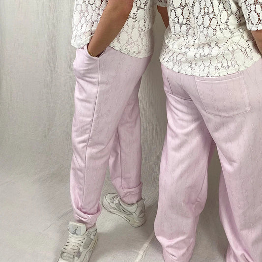 lucewear : femme portant un ensemble de survêtement à motif rose