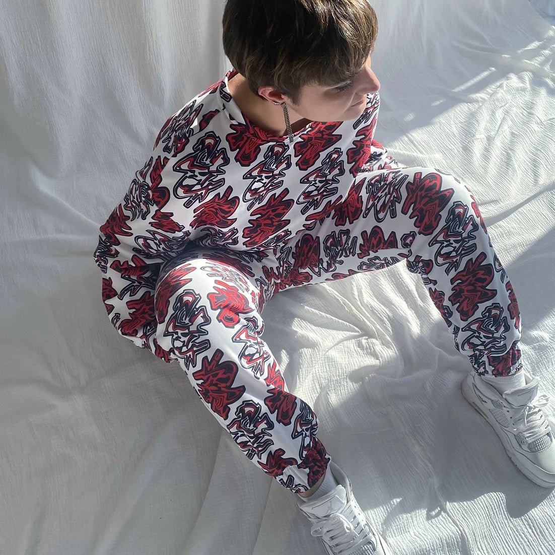 lucewear : femme portant un ensemble de survêtement à motif bleu et rouge