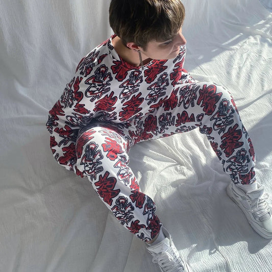 lucewear : femme portant un ensemble de survêtement à motif bleu et rouge