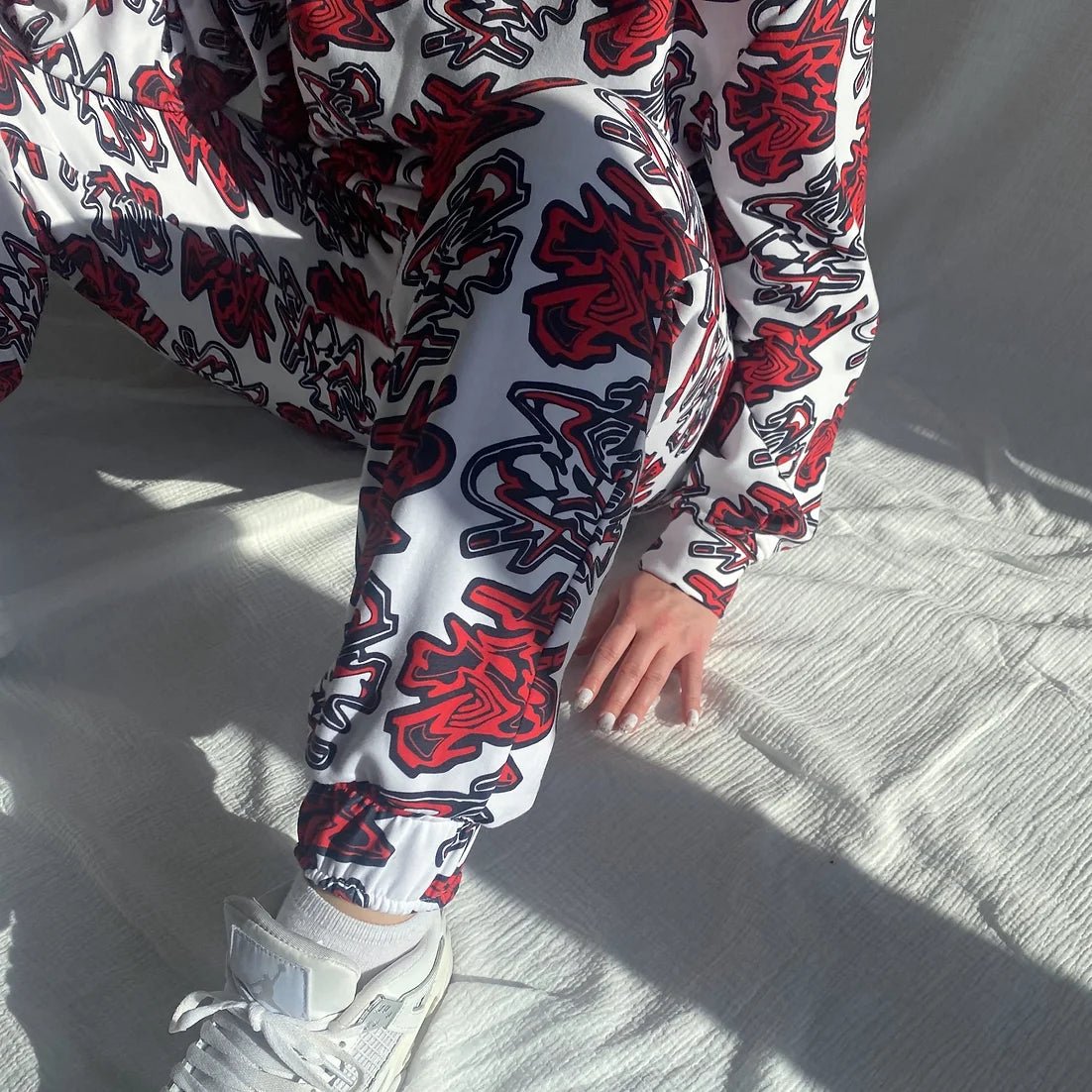 lucewear : femme portant un ensemble de survêtement à motif bleu et rouge