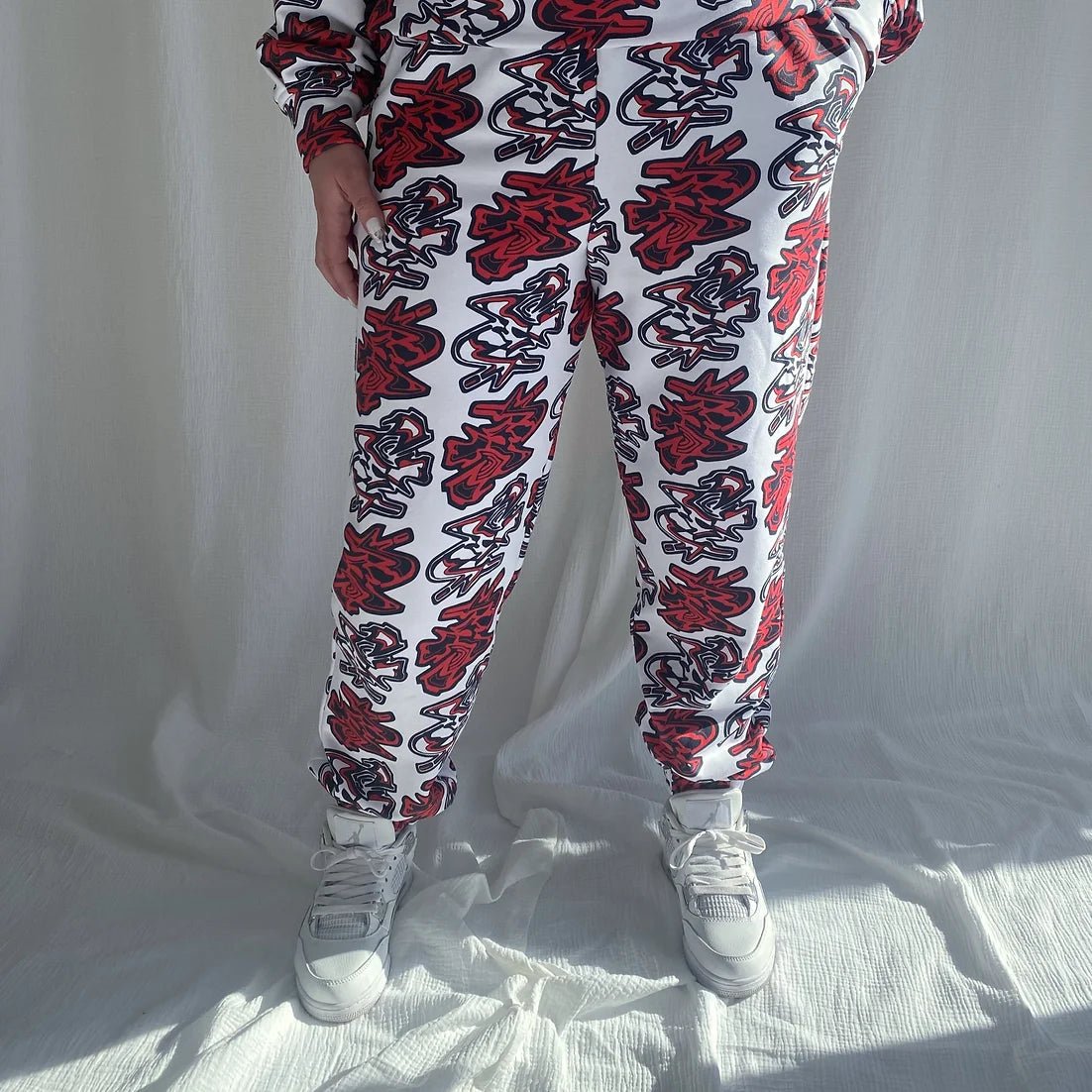 lucewear : femme portant un ensemble de survêtement à motif bleu et rouge