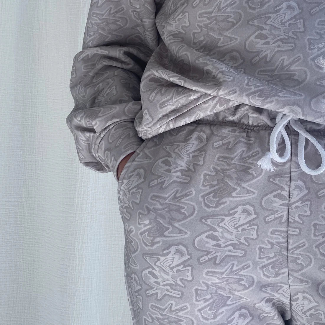 lucewear : femme portant un ensemble de survêtement beige