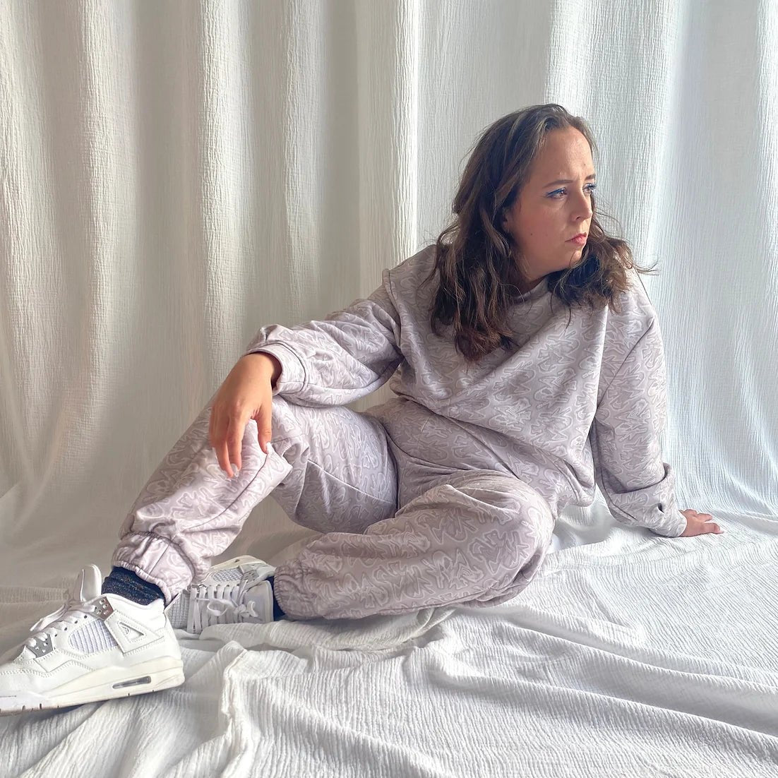 lucewear : femme portant un ensemble de survêtement beige