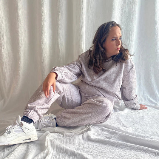 lucewear : femme portant un ensemble de survêtement beige