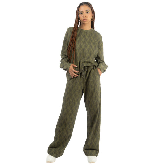 lucewear: femme portant un pantalon de survêtement kaki