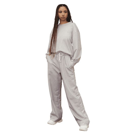 lucewear: femme portant un pantalon de survêtement taupe