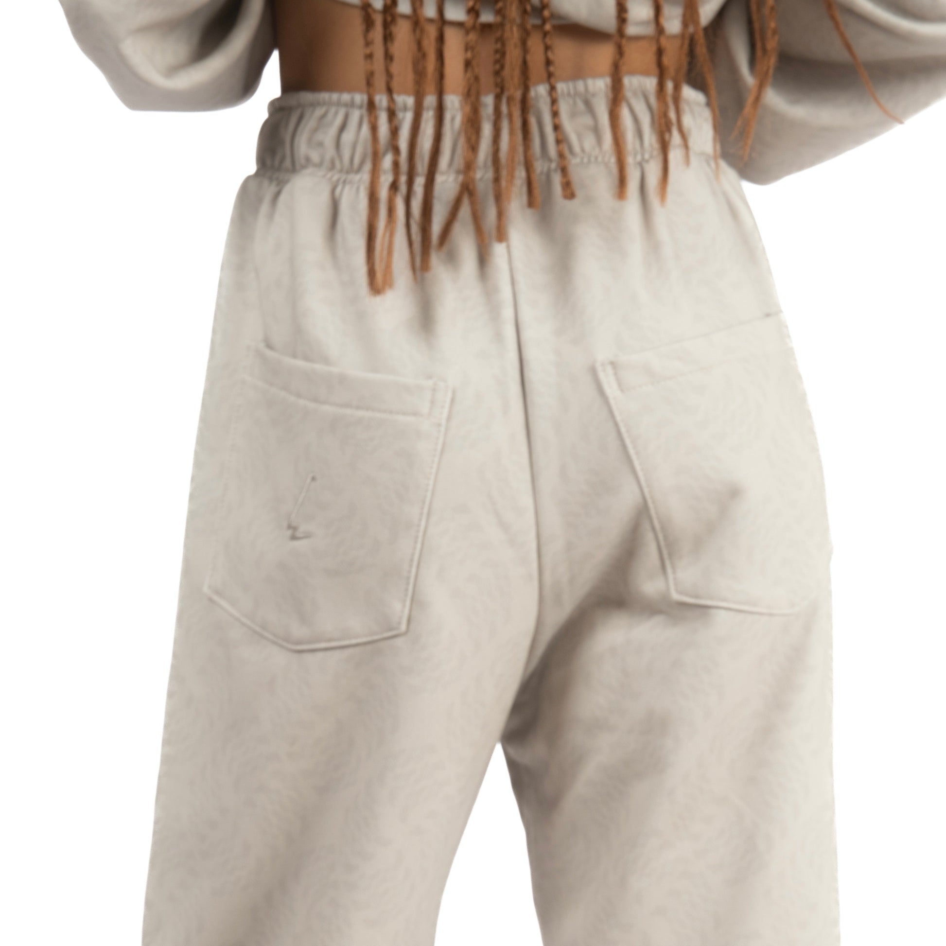 lucewear: femme portant un pantalon de survêtement taupe