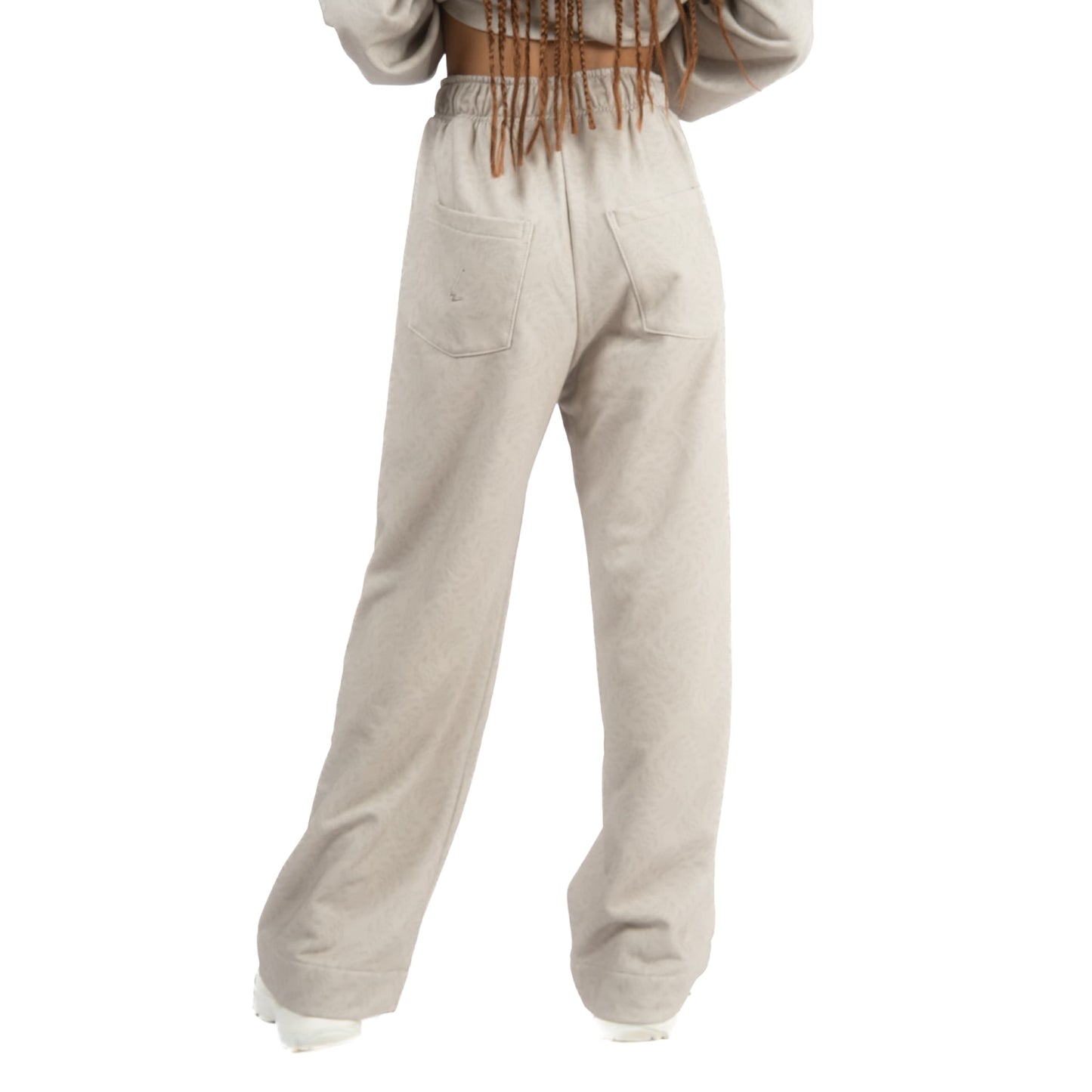 lucewear: femme portant un pantalon de survêtement taupe