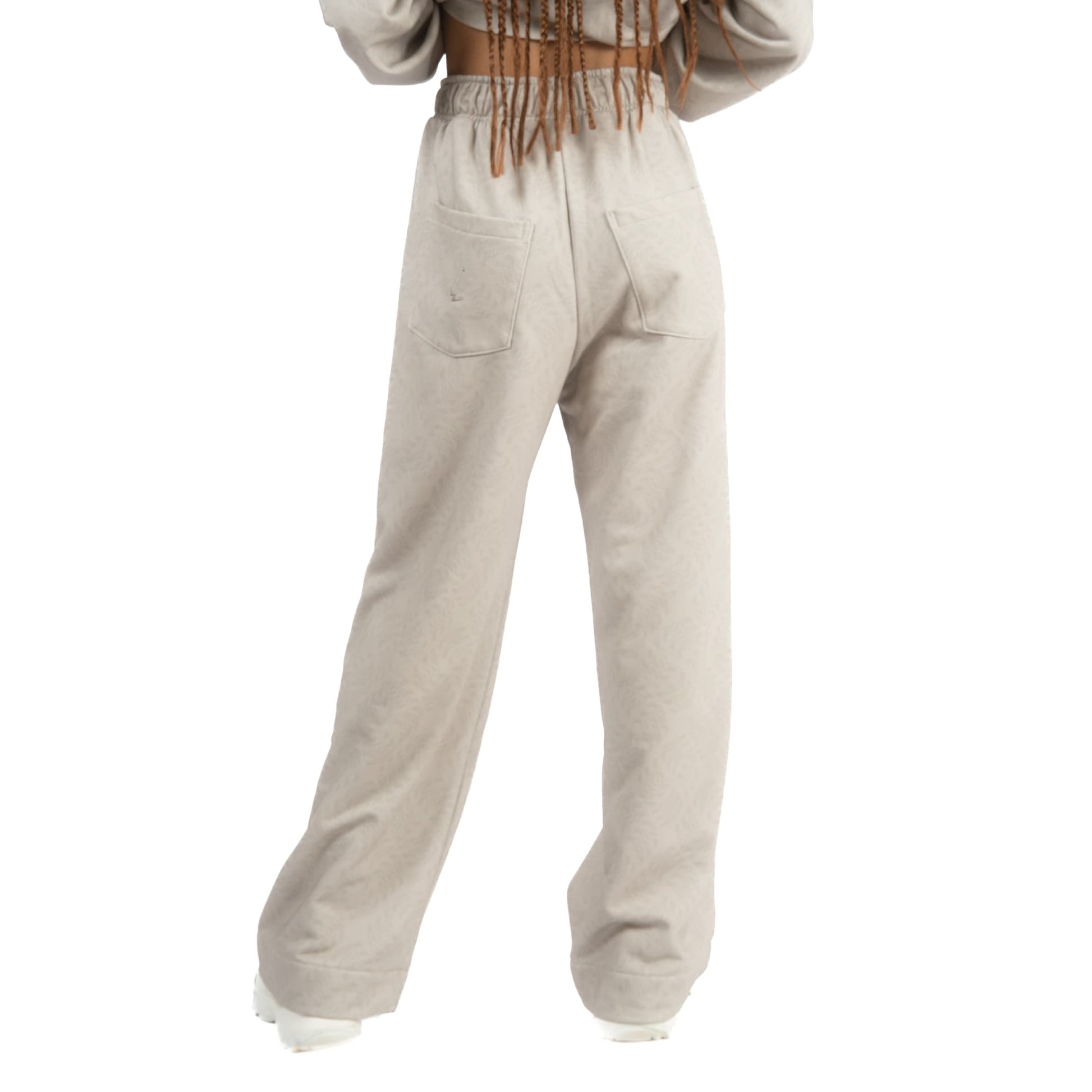 lucewear: femme portant un pantalon de survêtement taupe