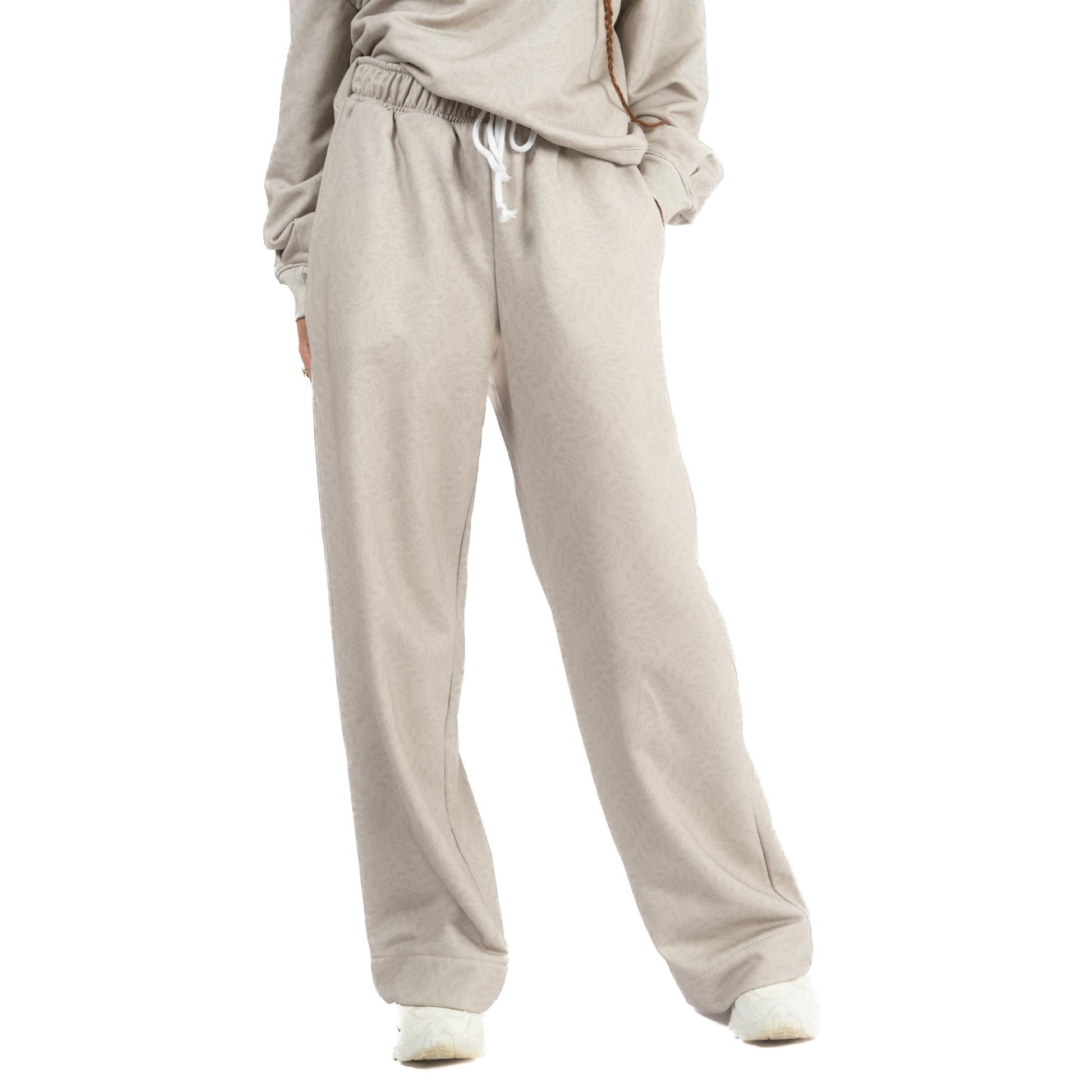 lucewear: femme portant un pantalon de survêtement taupe