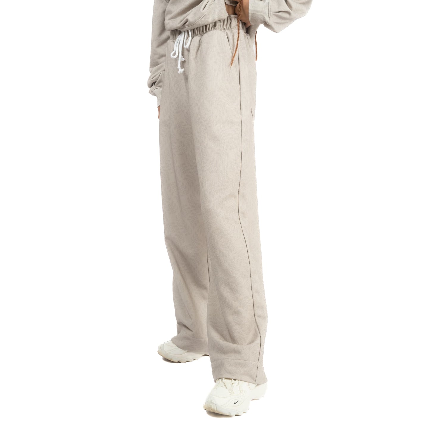 lucewear: femme portant un pantalon de survêtement taupe
