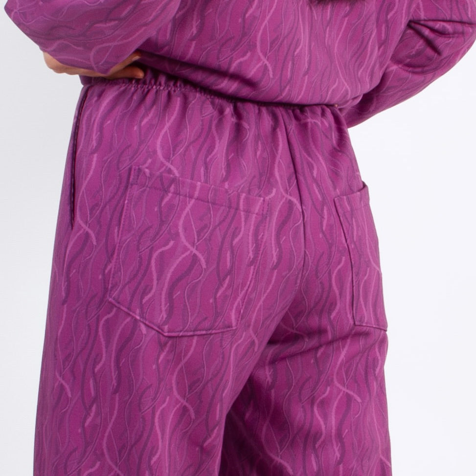 lucewear -femme portant un ensemble de survêtement violet