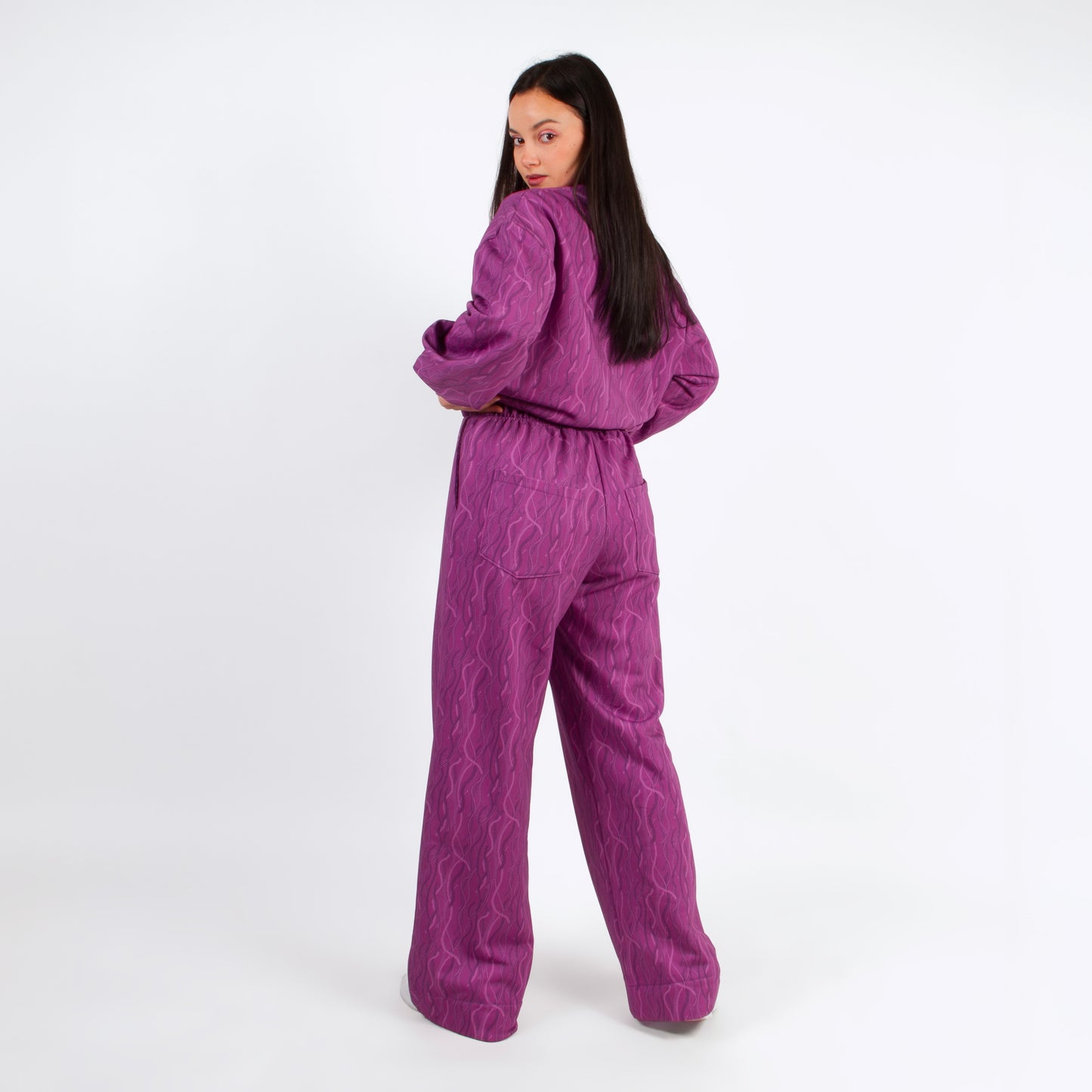 lucewear -femme portant un ensemble de survêtement violet