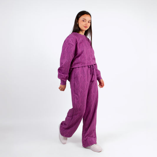 lucewear -femme portant un ensemble de survêtement violet