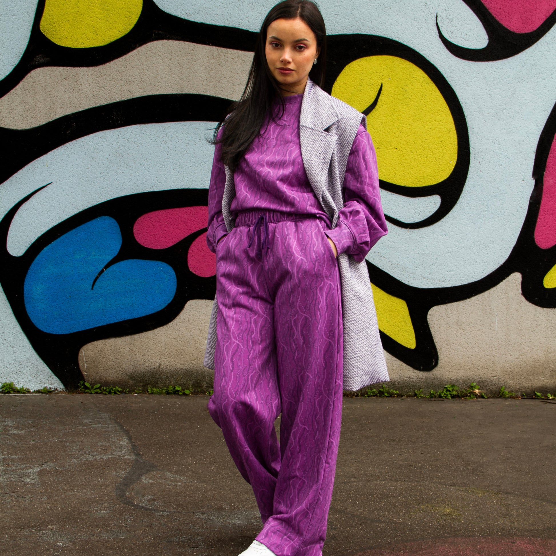lucewear -femme portant un ensemble de survêtement violet