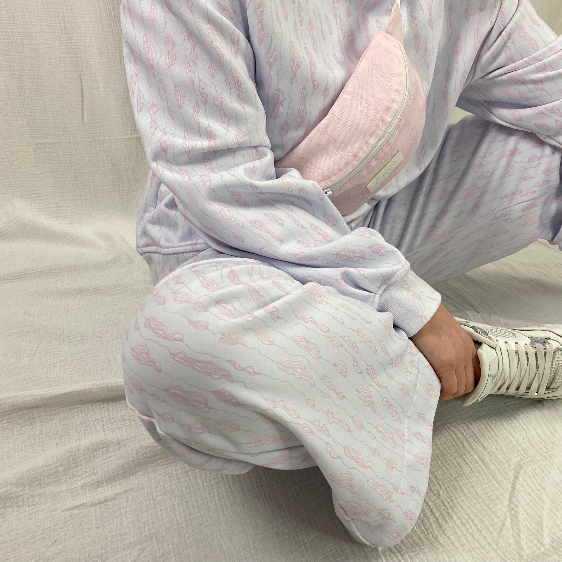 lucewear: femme portant un pantalon de survêtement bleu
