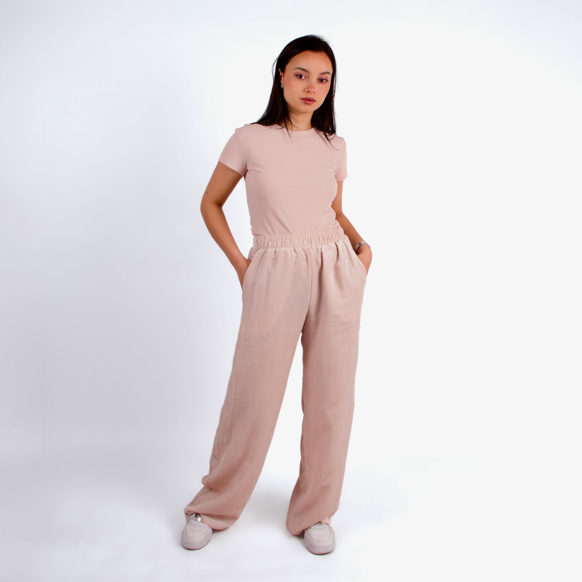 lucewear - femme portant un pantalon large en velours rose
