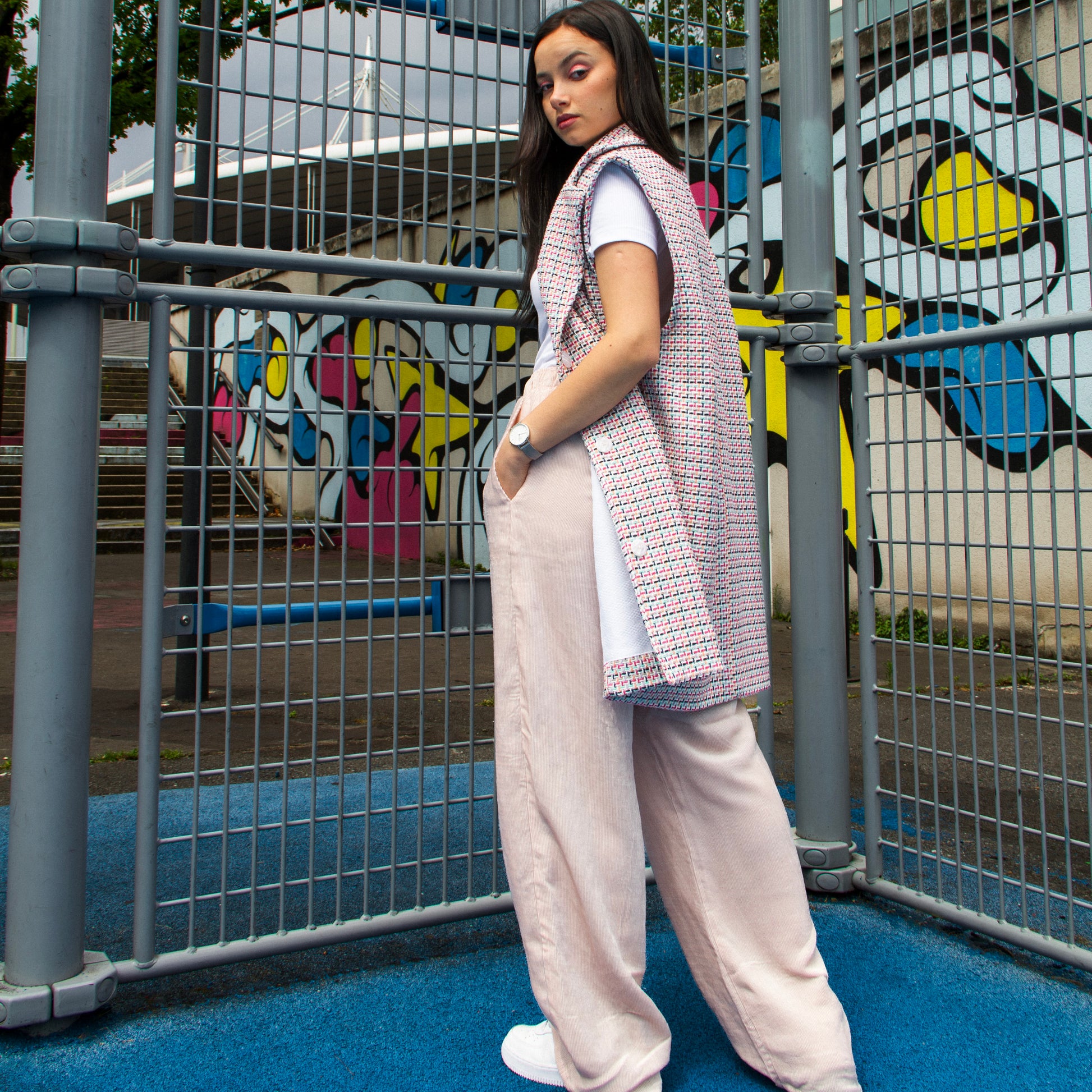 lucewear - femme portant un pantalon large en velours rose
