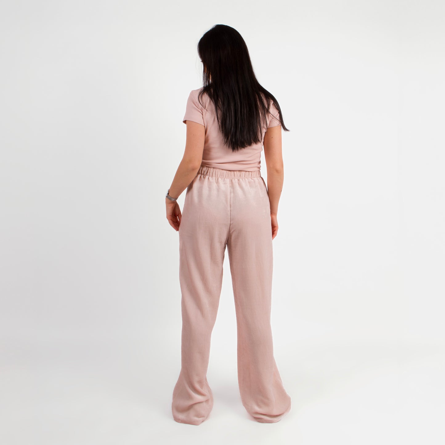 lucewear - femme portant un pantalon large en velours rose