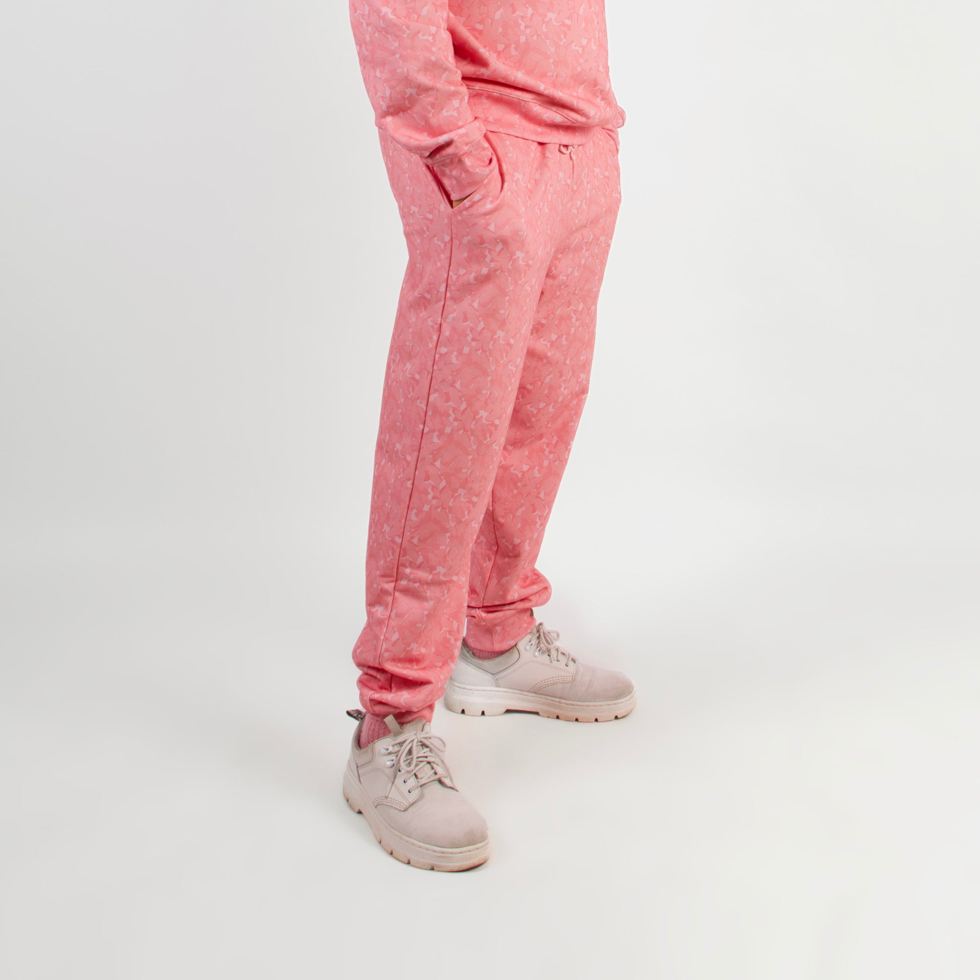 lucewear: homme portant un pantalon de survêtement rose