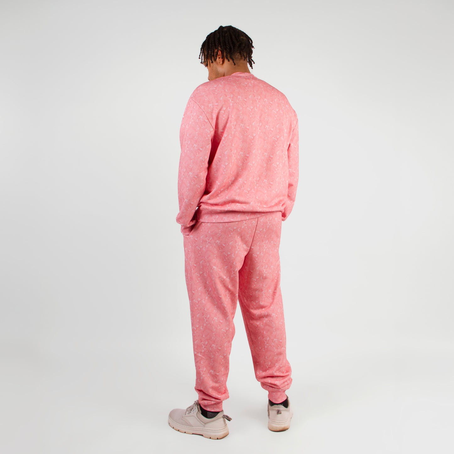 lucewear: homme portant un pantalon de survêtement rose