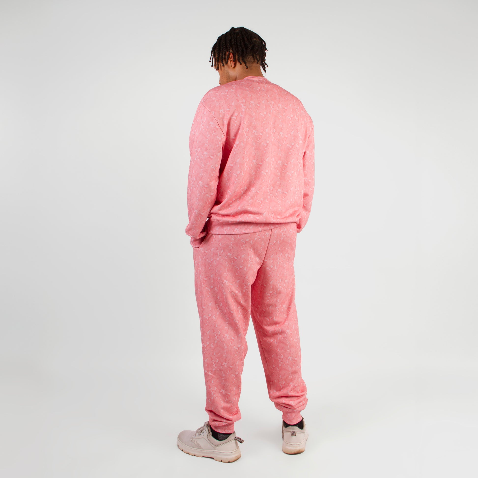 lucewear: homme portant un pantalon de survêtement rose