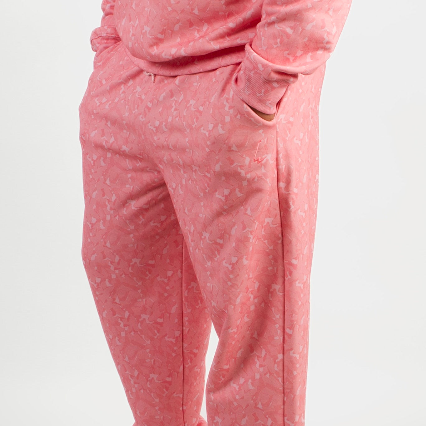 lucewear: homme portant un pantalon de survêtement rose