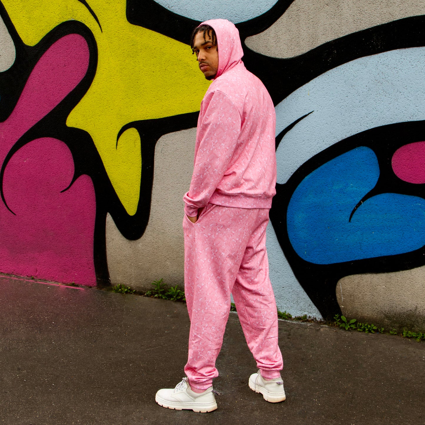 lucewear: homme portant un ensemble de survêtement rose