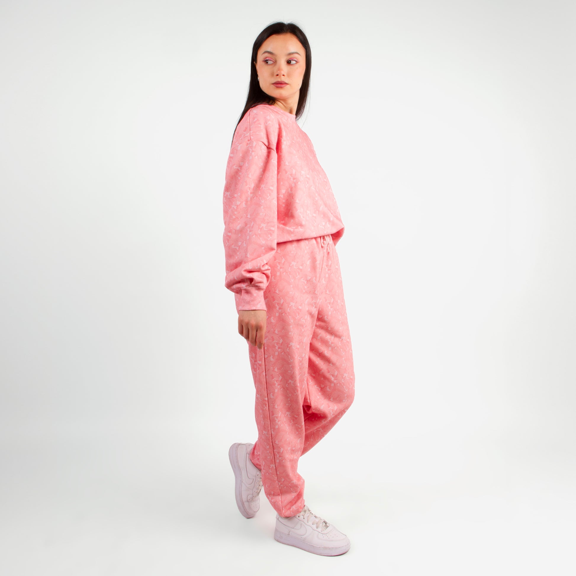 lucewear : femme portant un ensemble de survêtement à motif rose
