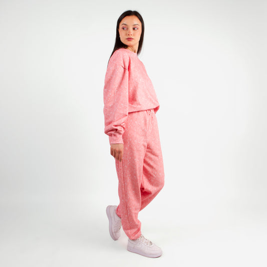 lucewear : femme portant un ensemble de survêtement à motif rose