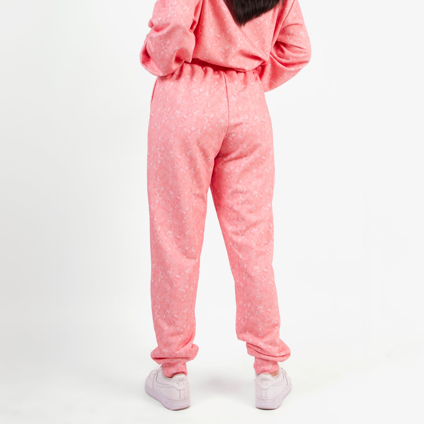 lucewear : femme portant un ensemble de survêtement à motif rose
