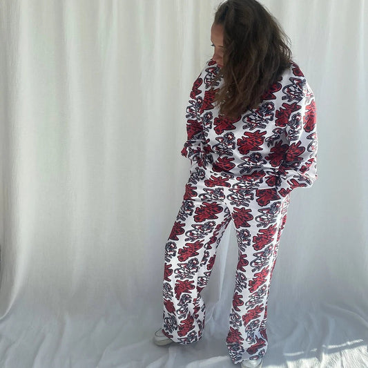lucewear: femme portant un pantalon de survêtement rouge et bleu