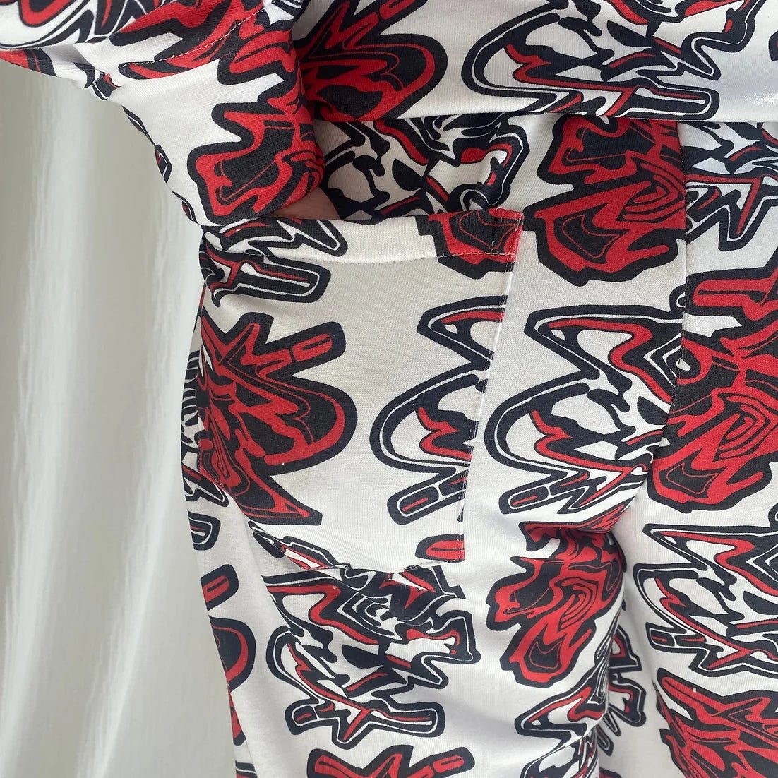 lucewear: femme portant un pantalon de survêtement rouge et bleu