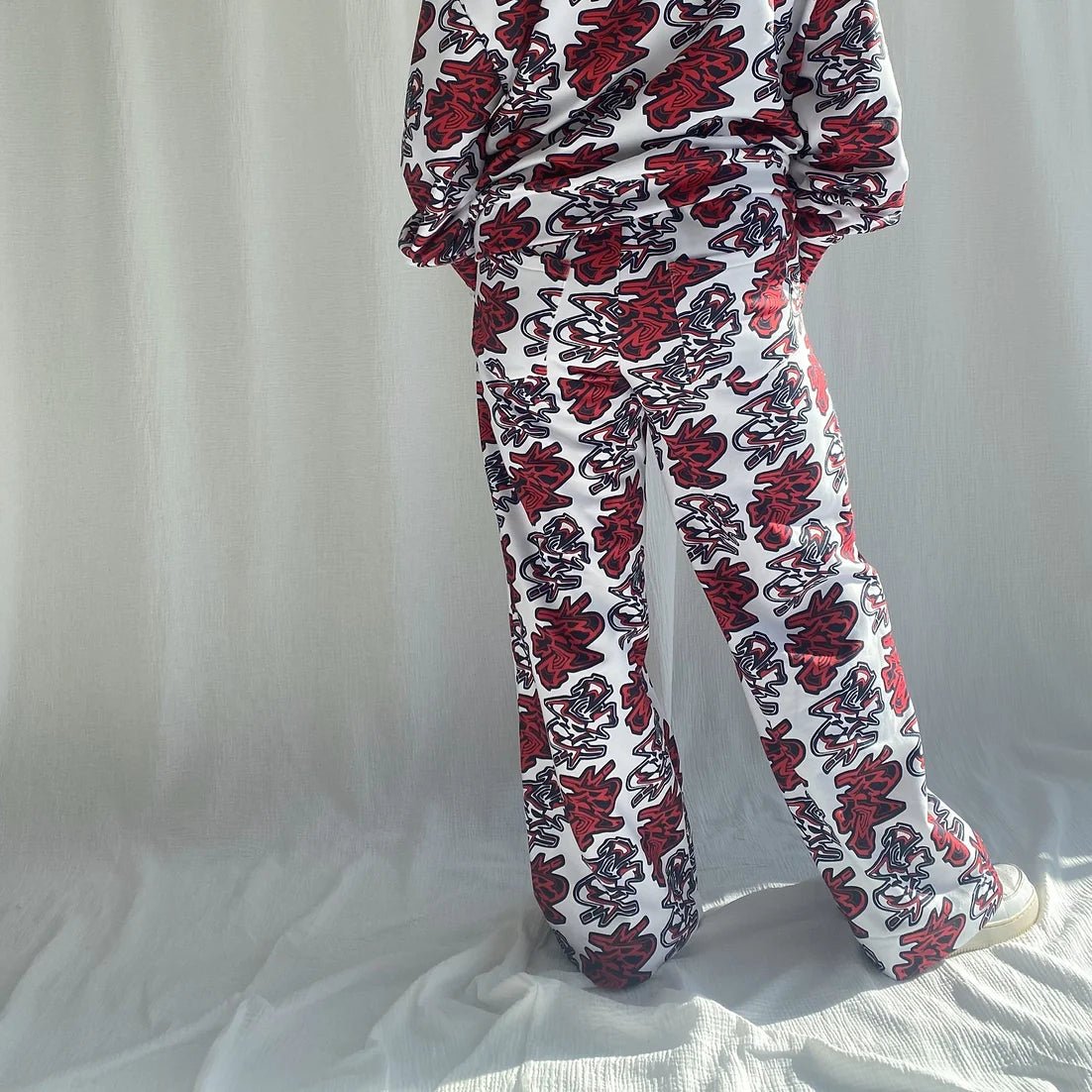 lucewear: femme portant un pantalon de survêtement rouge et bleu