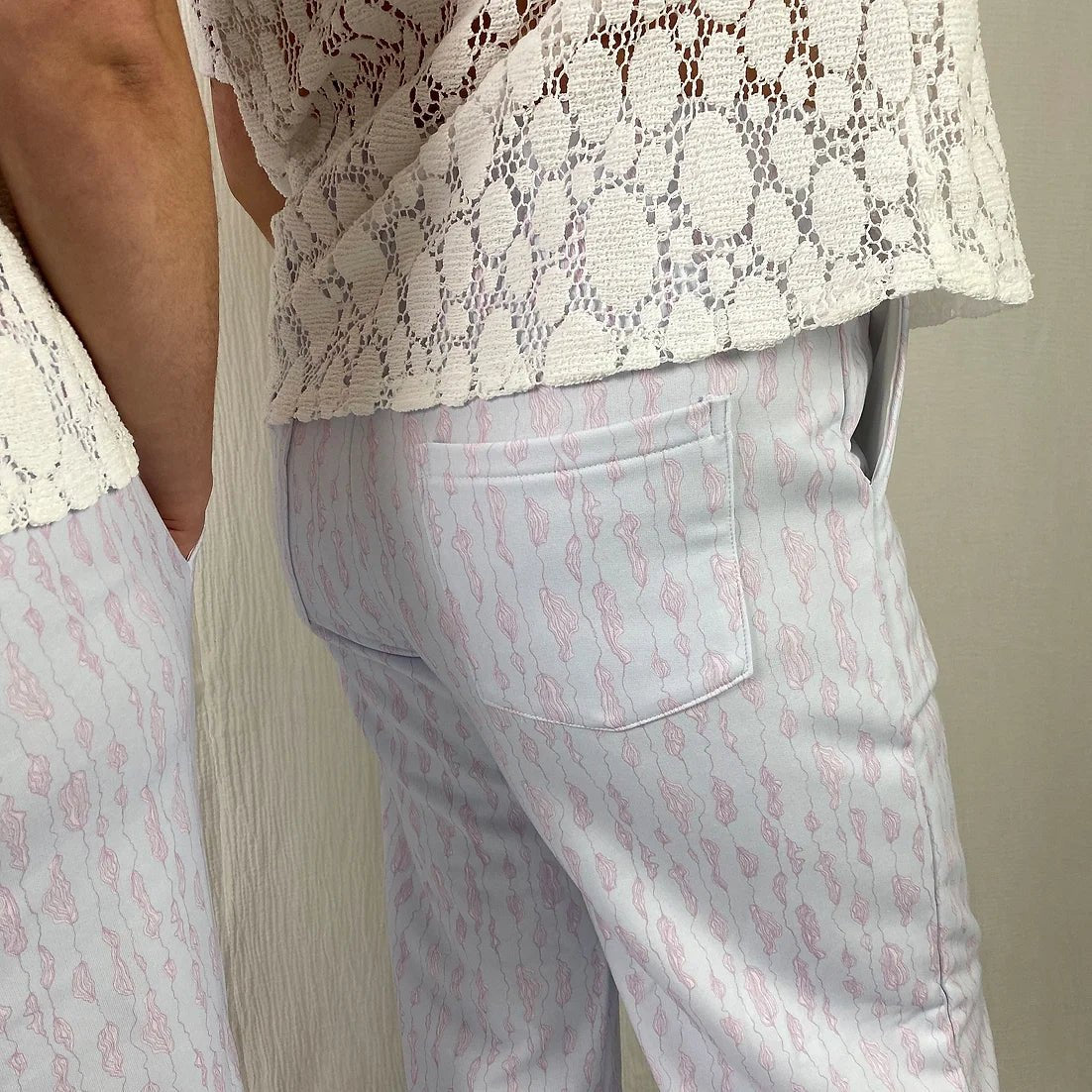lucewear: femme portant un pantalon de survêtement bleu