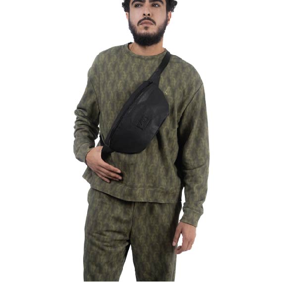 lucewear: homme portant un grand sac banane noir enduit