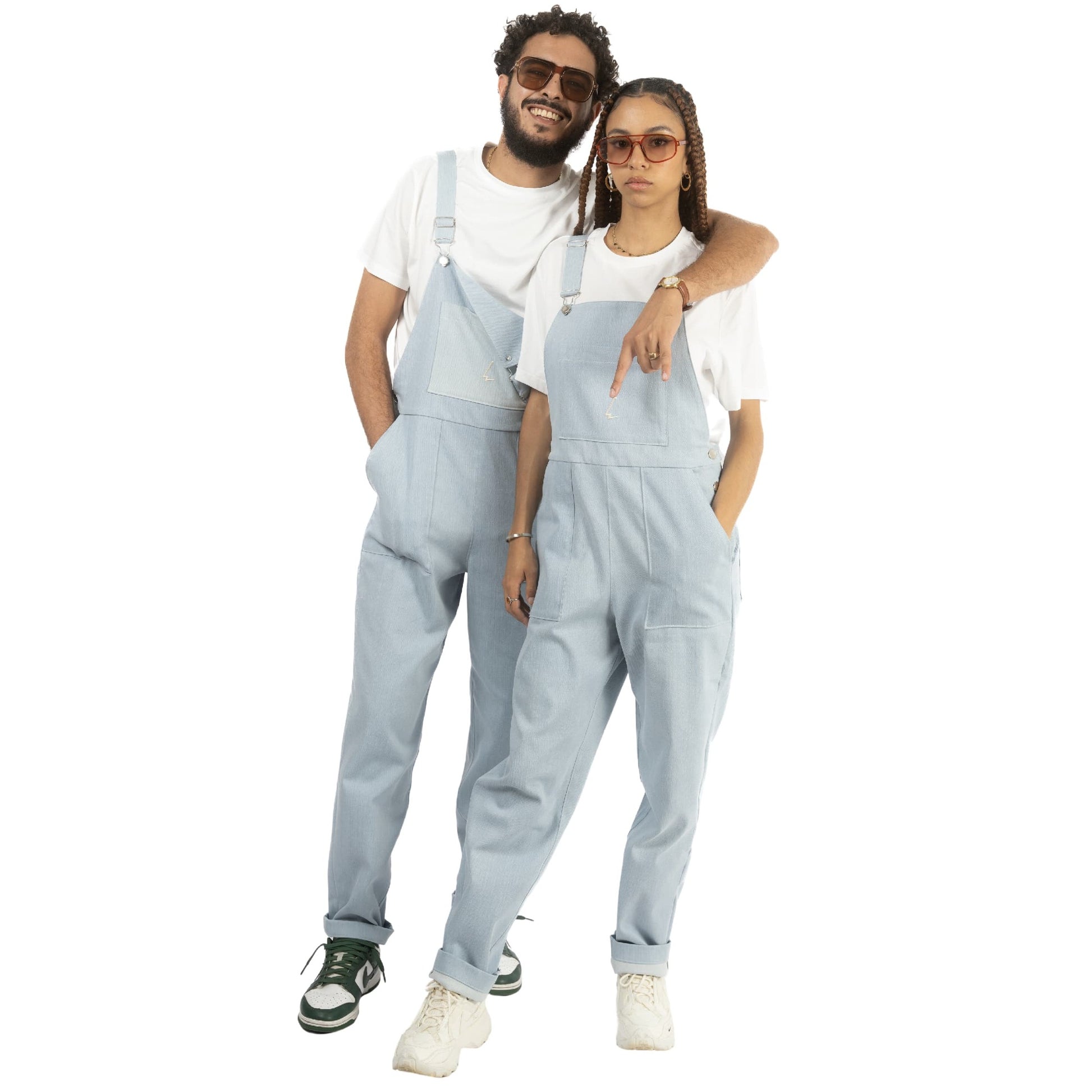 lucewear: homme et femme portant une salopette en jean denim clair
